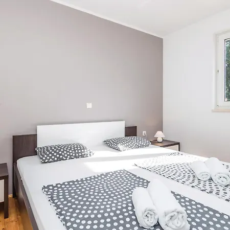 Apartment 3 Bedroom Stunning In Supetarska Draga
